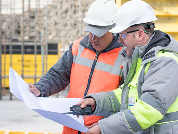 imagem com engenheiro da Gallo Construções e Reformas gerenciando a obra da construção de uma casa