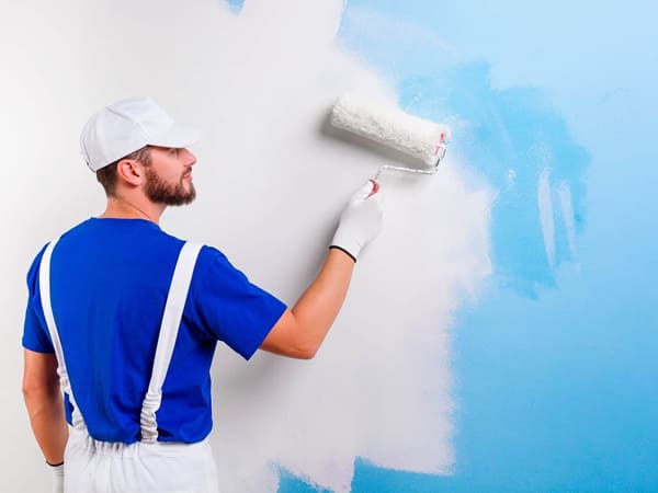 imagem com um pintor da Gallo Construções pintando uma parede